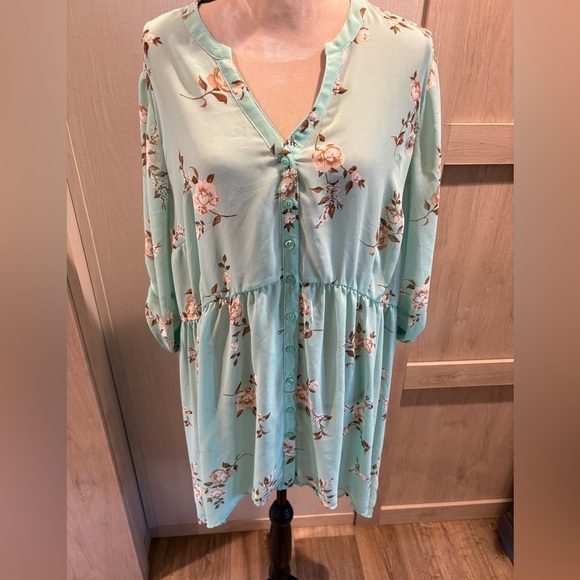 Torrid size 3 sheer high low style top with button 3/4 sleeve. - Picture 1 of 7